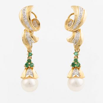 Örhängen, 18K guld med odlade pärlor, smaragder och briljantslipade diamanter.