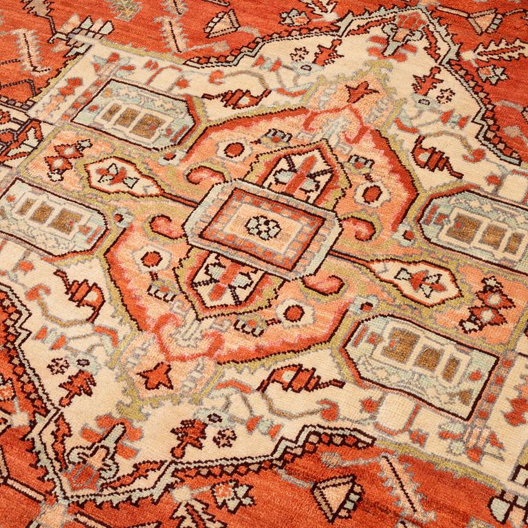 A carpet, Heriz pattern, circa 437 x 338 cm.