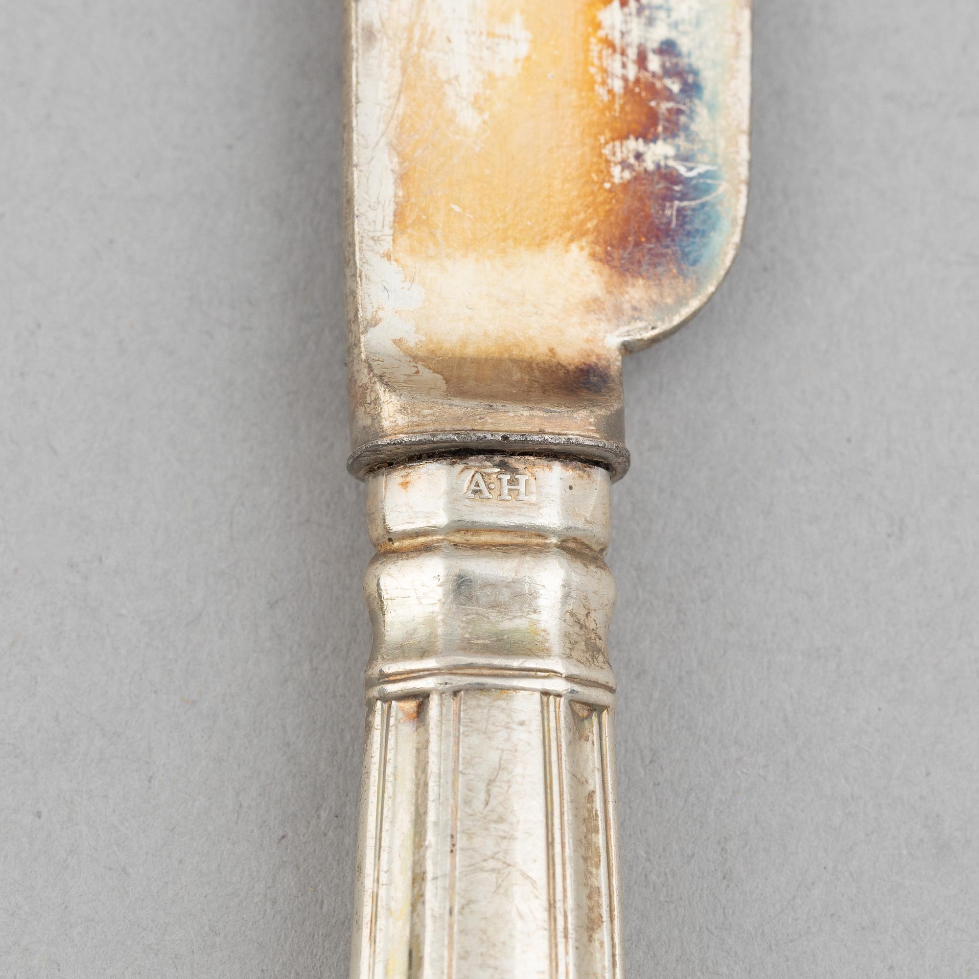 A silver cutlery set, 'Kings Pattern',mark of Aaron Hatfield & Sons, Sheffield, England, circa mid-19th Century (12 pcs).