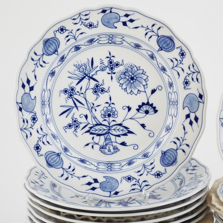 Mat- och kaffeservis, 90 delar, porslin, "Lökmönstret", Meissen.