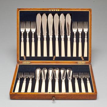 SCHATULL MED FISKBESTICK, 24 delar, pläter. England. 1900-talets första hälft.