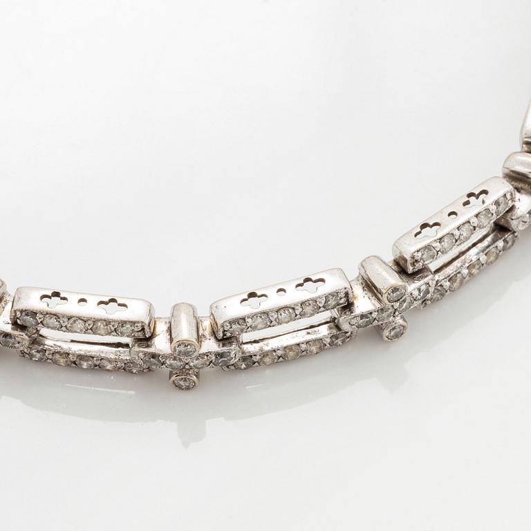 An 18K white gold bracelet set with round brilliant-cut diamonds.