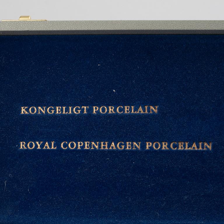 Trancherbestick, ett par, porslin, Royal Copenhagen, "Musselmalet", 1900-tal.