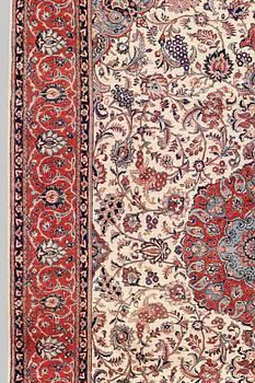 A CARPET FROM SAROUK 315 x 217 cm.