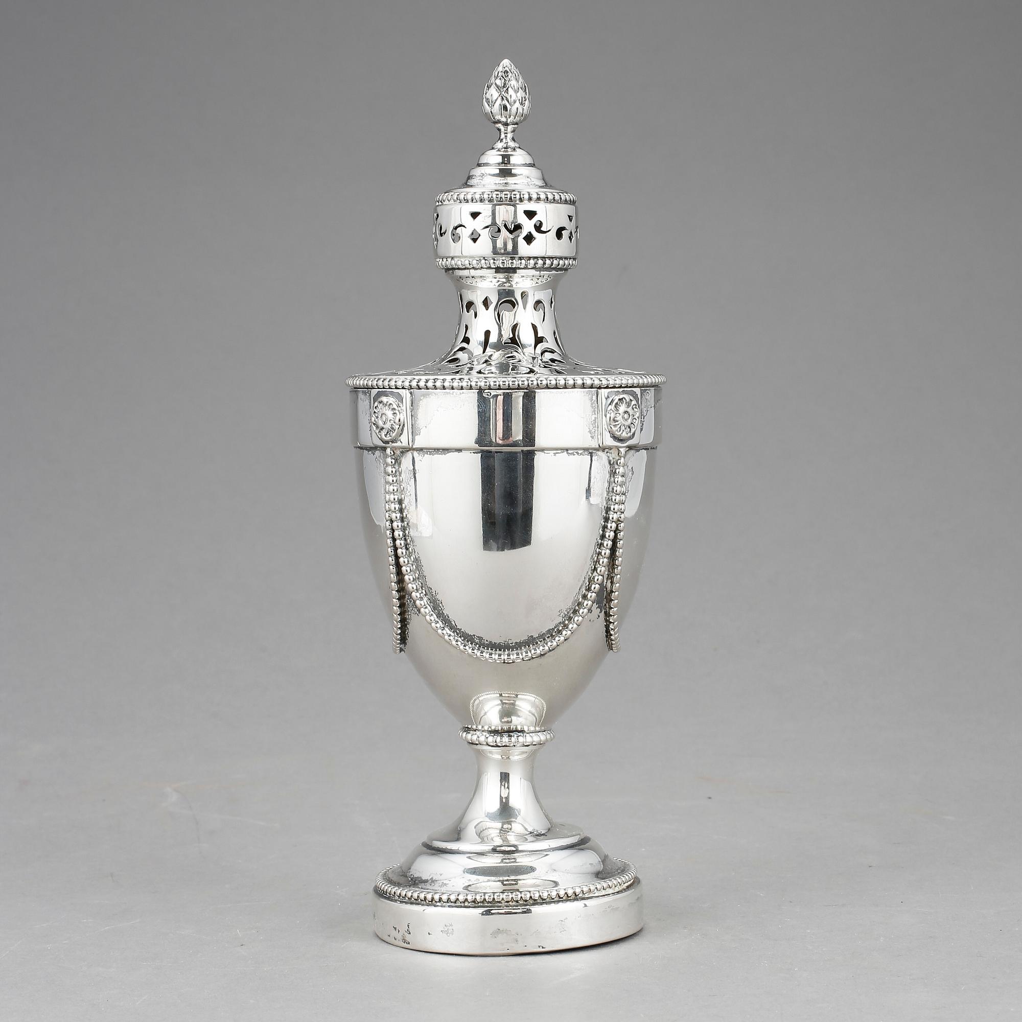 STRÖARE, silver, Louis XVI-stil, Nederländerna 1900-tal. Vikt ca 398 gram.