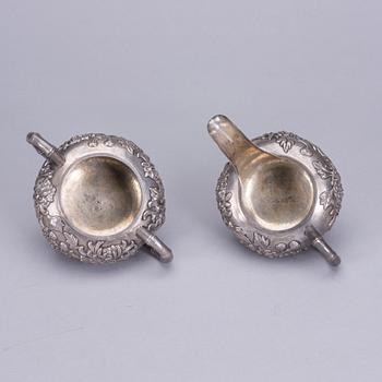 SOCKERSKÅL och GRÄDDSNÄCKA, silver, stämplade Luen Wo Shanghai. Ca 1900. Vikt 526 g.