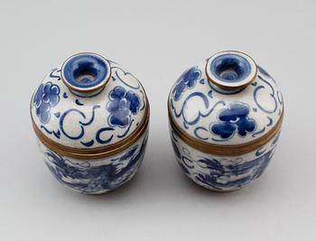 LOCKDOSOR, 1 par, porslin, Kina omkring 1900 (Shunzhi märke 1644-1661).