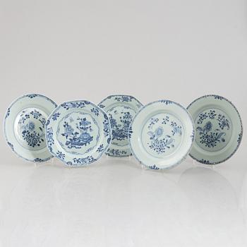 A group of five Chinese export porcelain plates, Qingdynasty, Qianlong (1736-95).