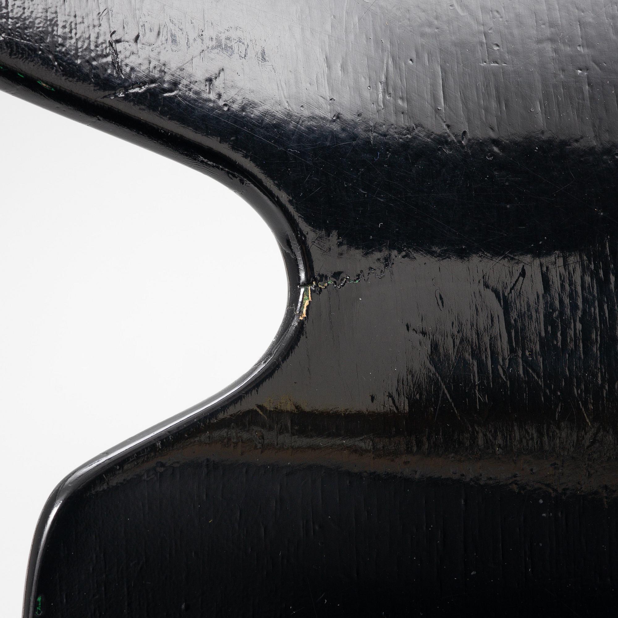 Arne Jacobsen, stolar, 4 st, "Myran", Fritz Hansen, Danmark, 1900-talets andra hälft resp 2024.