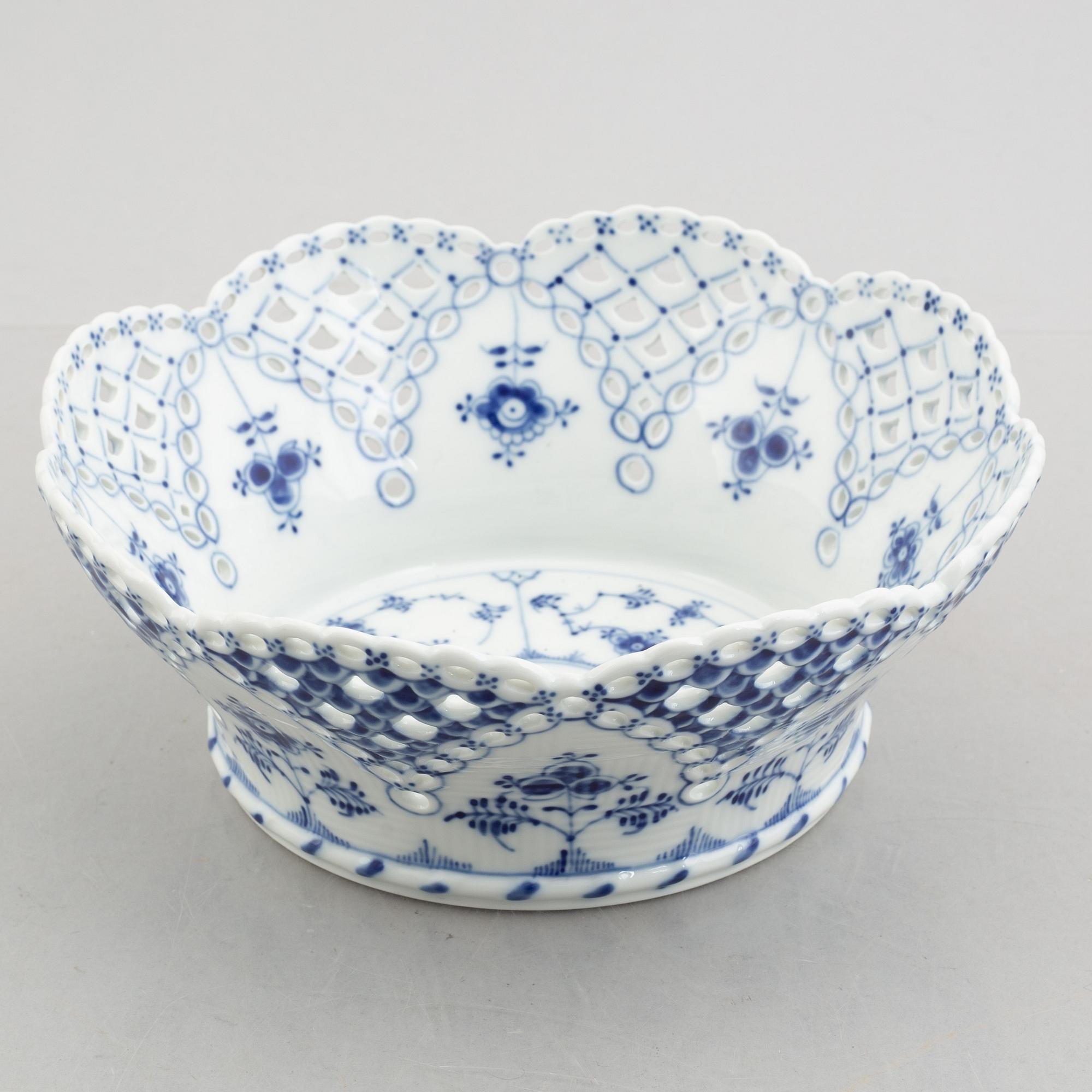 A 'Musselmalet' porcelain bowl, Denmark, 1968.