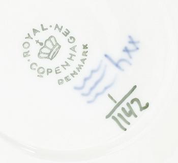 TEKOPPAR MED FAT, 12 st, porslin, Royal Copenhagen.