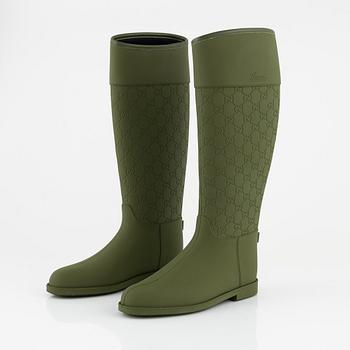 Gucci, a pair of green rubber boots, Italian size 37.