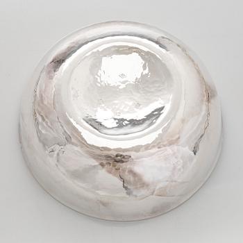 A. Tillander, skål, sterlingsilver och emalj. Helsingfors 2005.