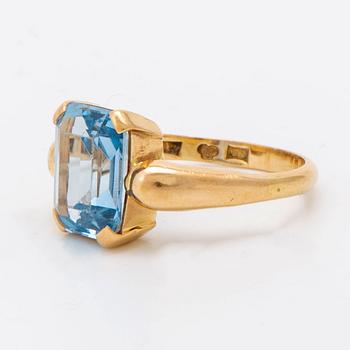 Bangle (opens with a hinge) and ring, 18K gold and spinels (most probably synthetic), total weight 20,5 g.