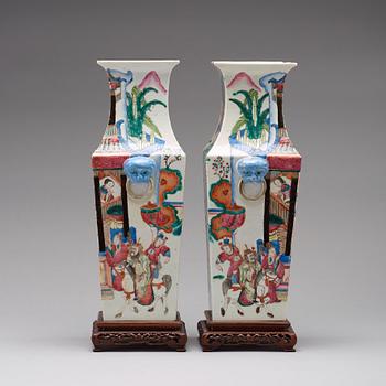 A pair of famille rose vases, Qing dynasty, 19th Century.