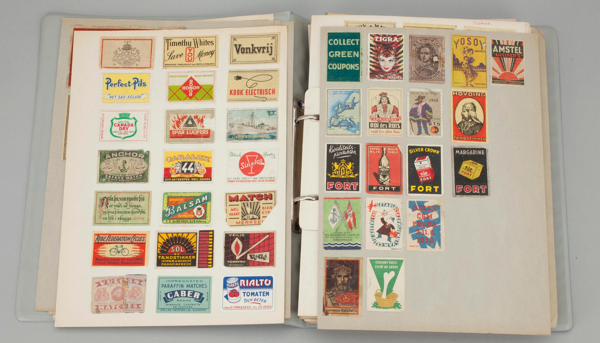 TÄNDSTICKSETIKETTER I ALBUM. ca 200-300. 1900-talets första hälft.