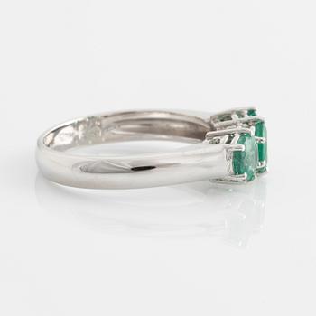 Ring in white gold with three emeralds.