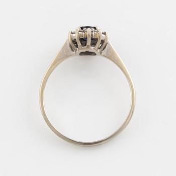 Ringar, 2 st, vitguld med små briljantslipade diamanter samt en med safir.