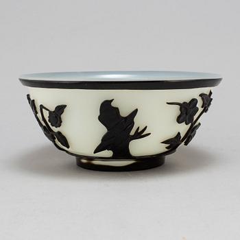 A Chinese peking glass bowl, 20th century.