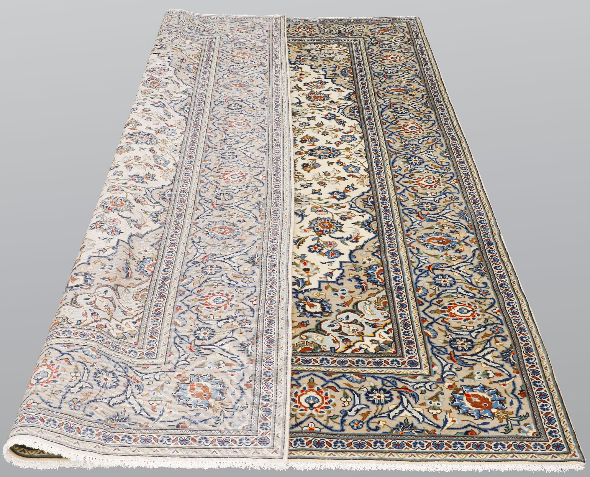 A carpet, Kashan, ca 305 x 205 cm.