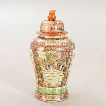 A Chinese ceramic urn early 1900s.