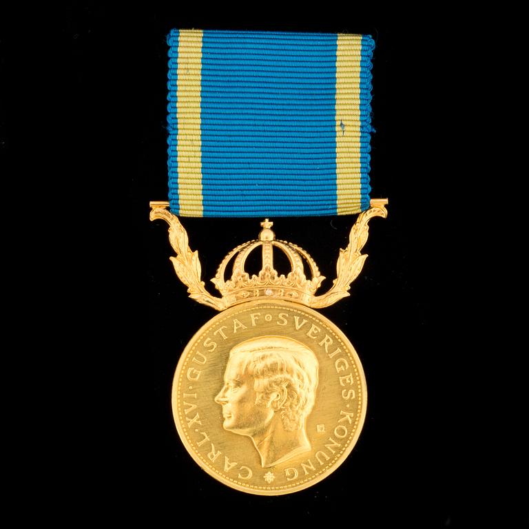 MEDALJ, 18 k samt 23 k guld. Totalvikt ca 16 g.