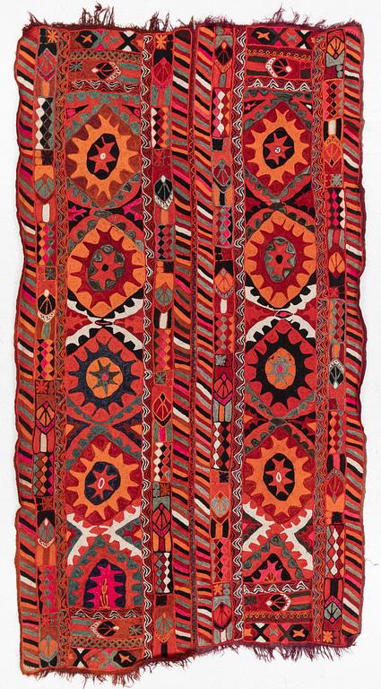 Matta/vävnad, slätväv, täsknomader, ca 280 x 154 cm.