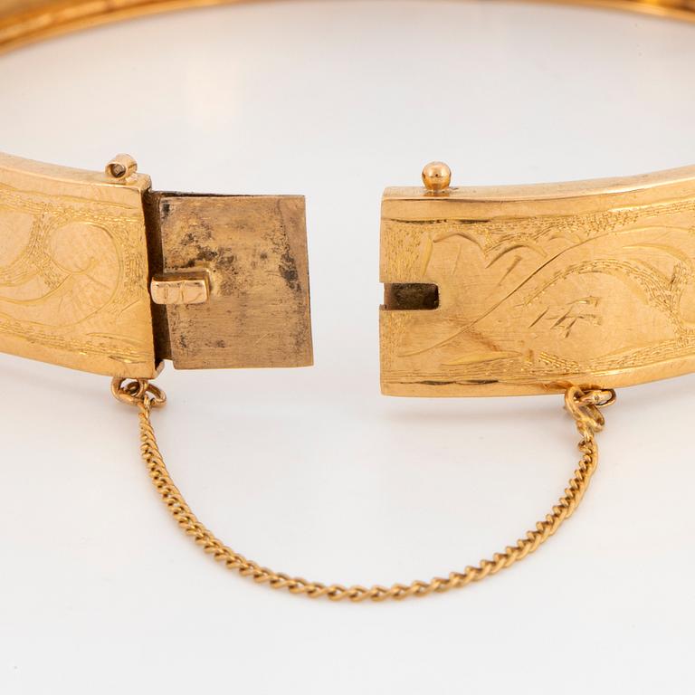 18K gold bangle.