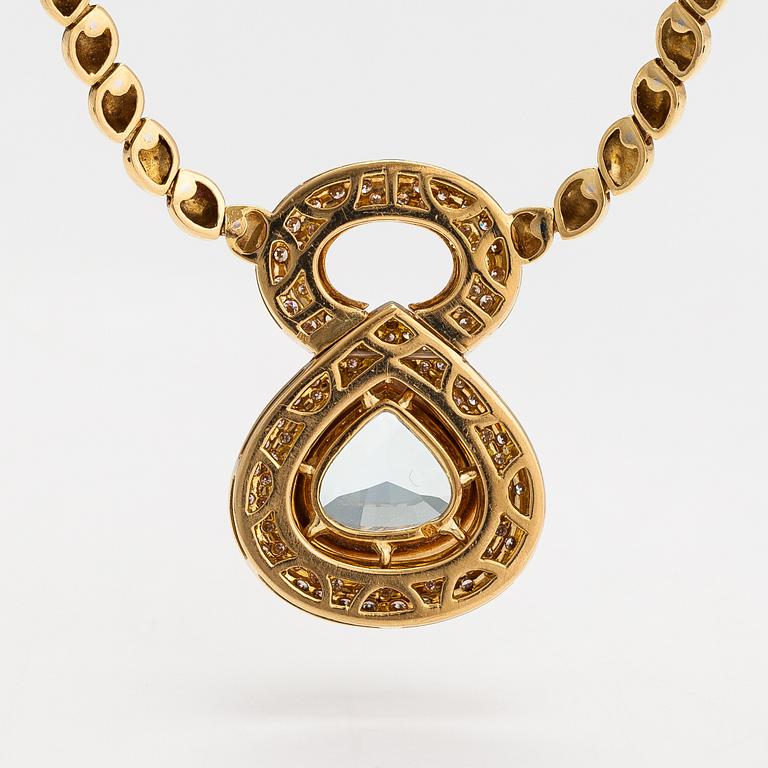 An 18K gold necklace with a ca 18.00 ct aquamarine and brilliant-cut diamonds ca 1.80 ct in total. With certificate.