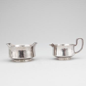 SOCKERSKÅL SAMT GRÄDDKANNA, sterlingsilver, unikum, Claes Giertta, Stockholm, 1965. Total vikt ca 295 g.