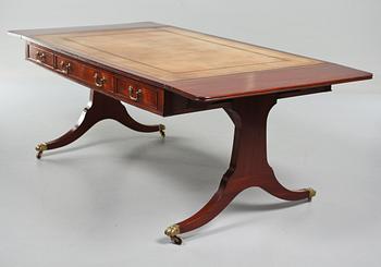 SKRIVBORD, engelsk stil, 1900-talets andra hälft.