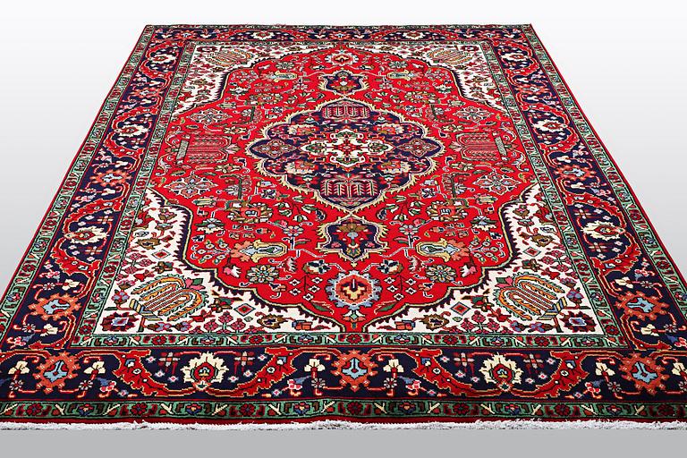 A carpet, Tabriz, ca 298 x 205 cm.