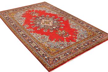 A carpet, Hamadan, ca 333 x 214 cm.