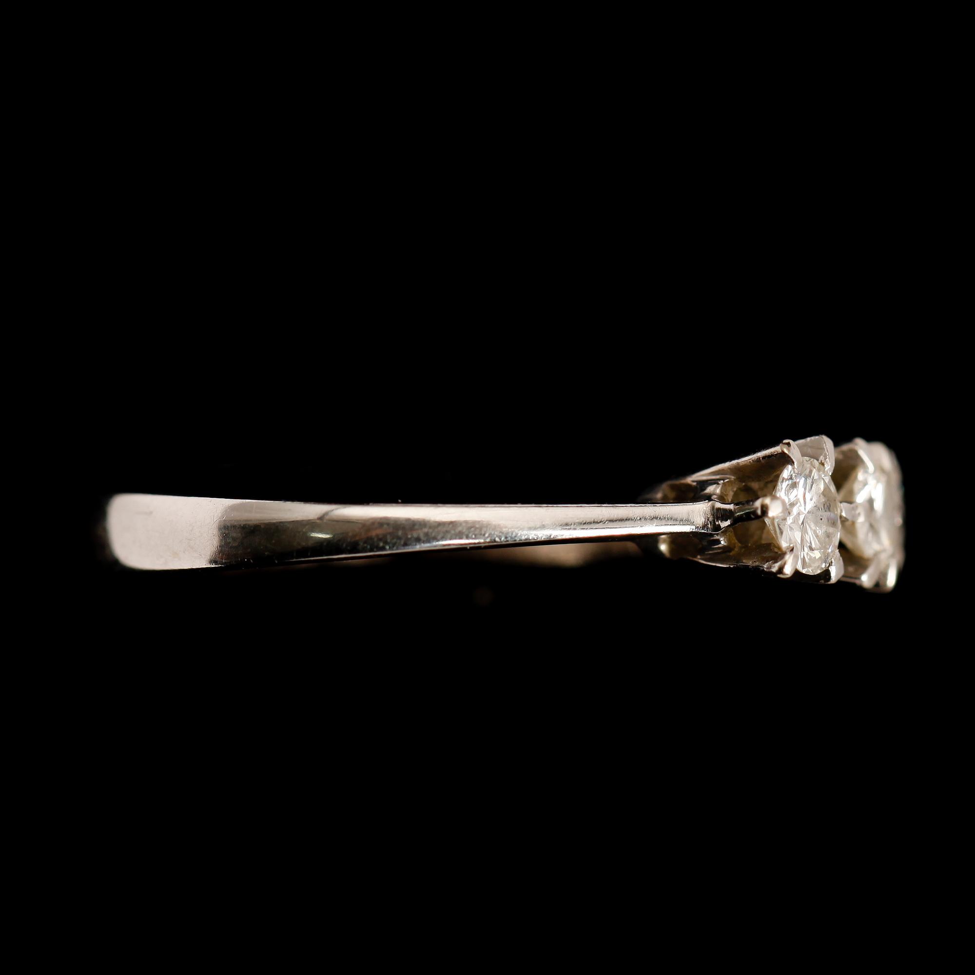 RING, 18 k vitguld, 3 briljantslipade diamanter tot 0.39 ct.