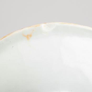 TALLRIKAR, 2 st samt SKÅLFAT, porslin, Kina, 1800-tal.