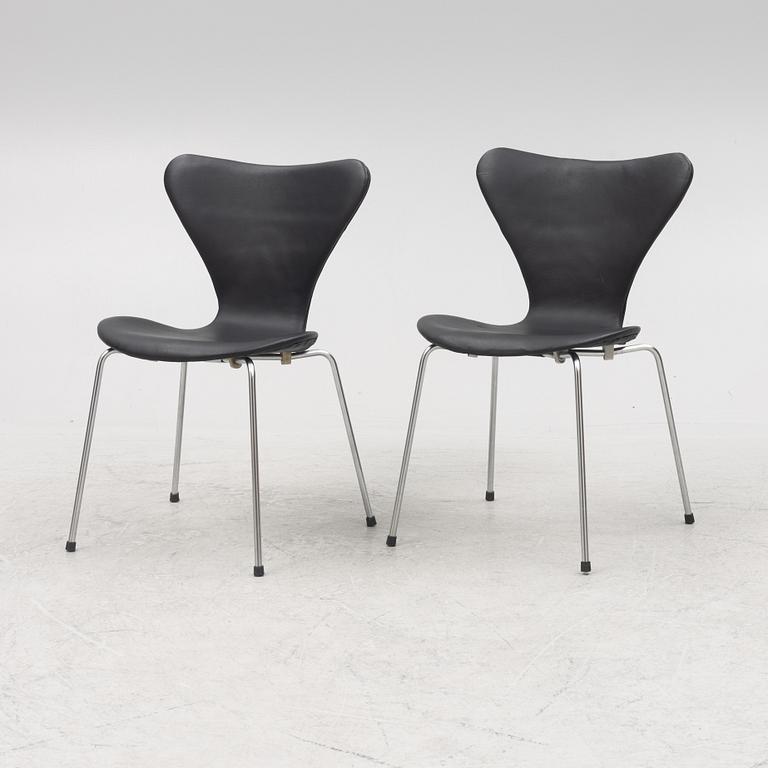 Arne Jacobsen, six 'Series 7' chairs, Fritz Hansen, Denmark, 1967 and later.