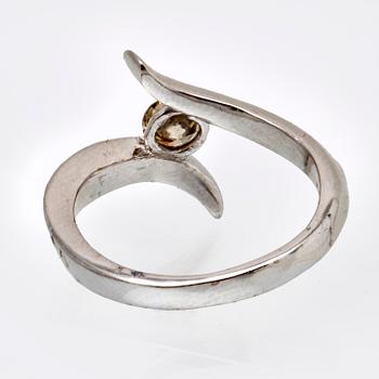 Ring 14K whitegold 1 brilliant-cut diamond 0,39 ct inscribed, light brown SI.