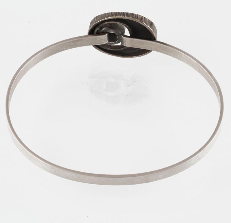 ARMRING, sterlingsilver med fasettslipad bergkristall, Sten & Laine, Turku, Finland, 1978. Vikt 9,6 gram.
