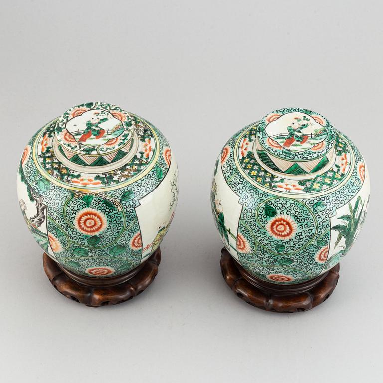 Bojaner med lock, ett par, porslin. Kina, 1900-tal.