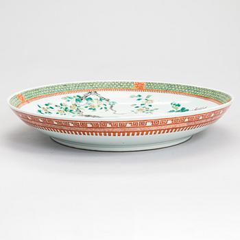 A Chinese modern porcelain dish with chrysanthemum decoration, 21st century.