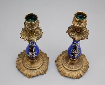 LJUSSTAKAR, ett par, porslin samt mässing, sent 1800-tal.