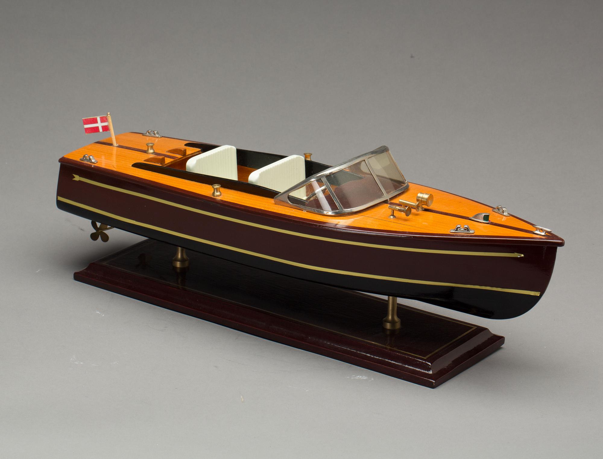 MODELLBÅT, motorbåt, 1900-talets senare del.