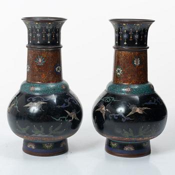 A pair of cloisonné vases, two dishes, two cylindrical vases and a jar with cover, 19/20th century.