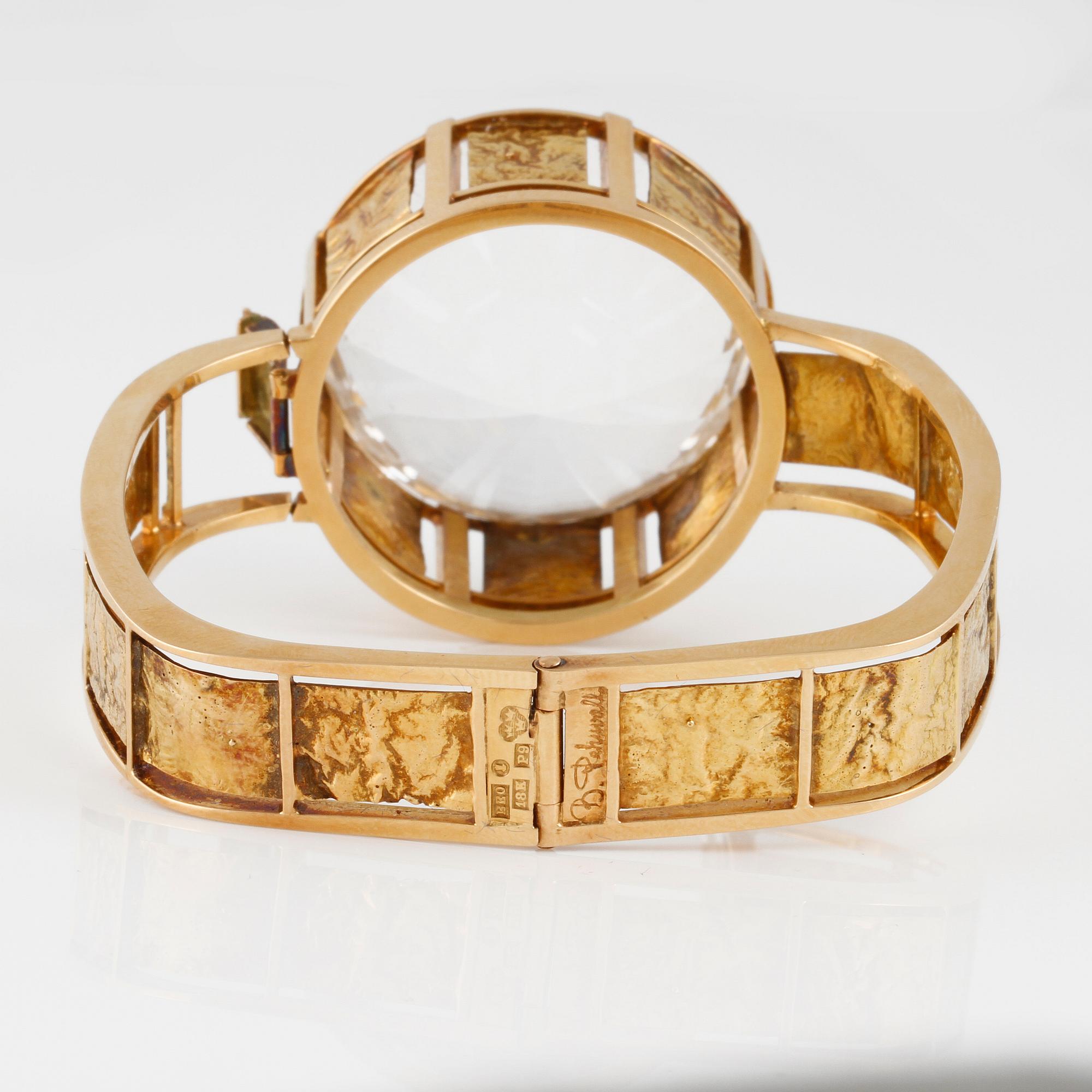 ARMRING, 18K guld med fasettslipad bergkristall, Bengt Rehnvall, Stockholm, 1965. Vikt 62,9 gram.