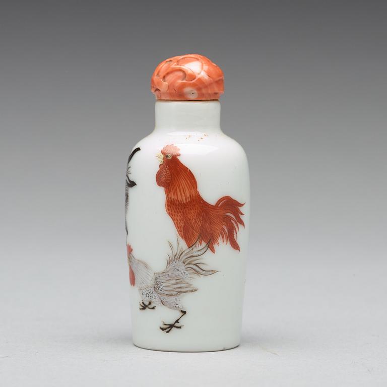 A 'rooster' snuff bottle, Qing dynasty, Guangxu mark and period (1875-1908).