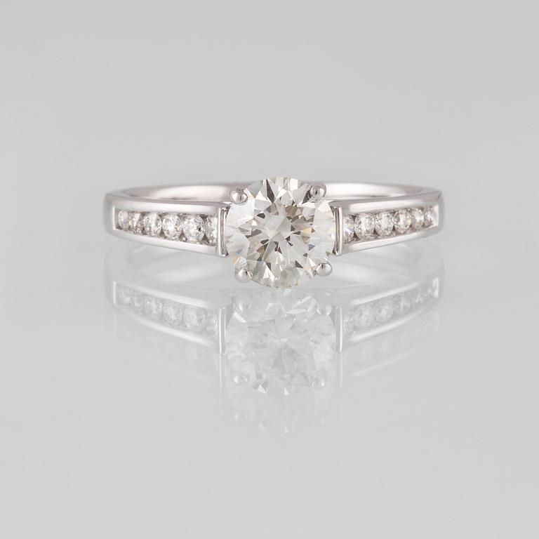 RING, 18K vitguld med briljantslipad diamant 1.01 ct samt 12 briljantslipade diamanter 0.20 ct. Vikt 3,6 gram.