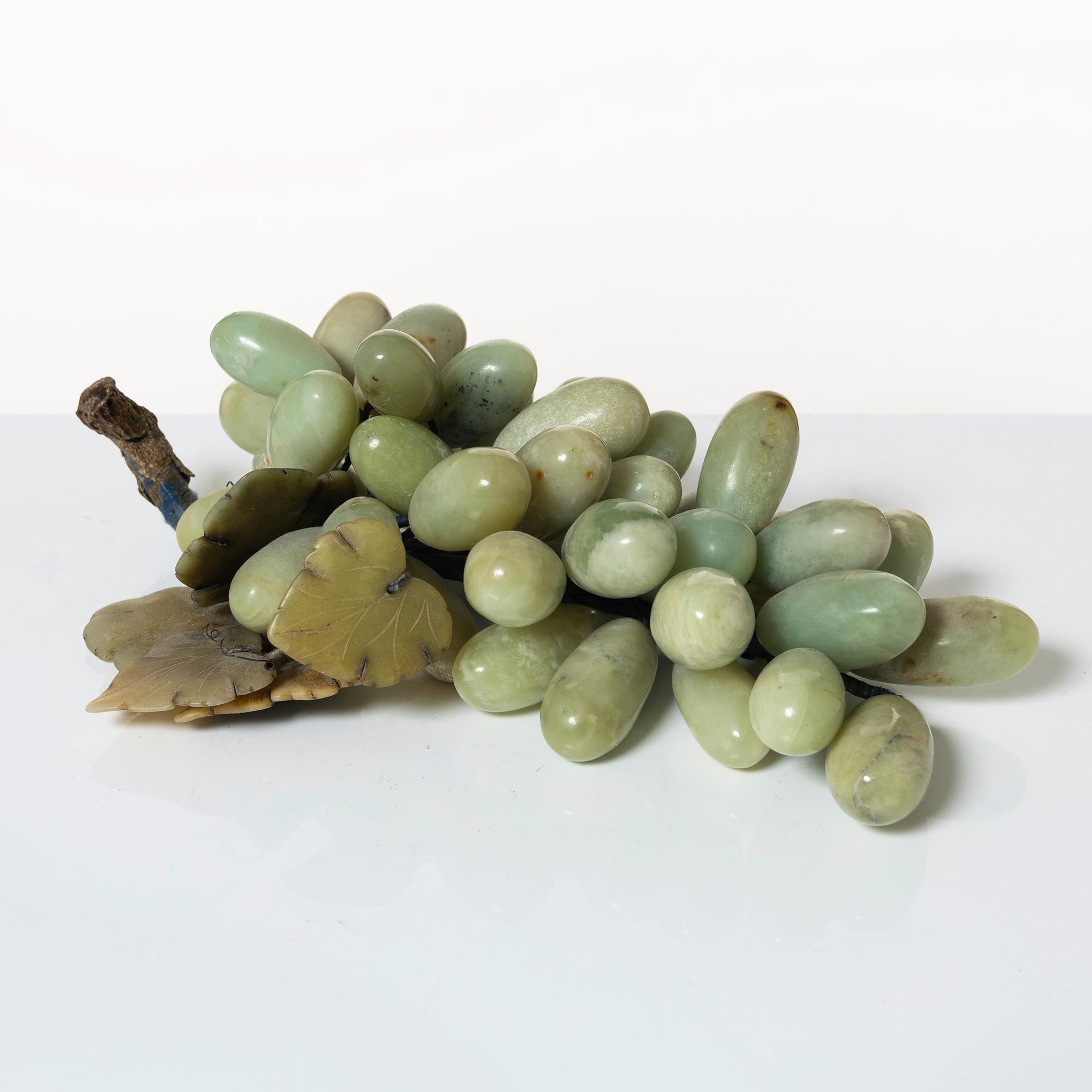 Bordsdekorationer i form av druvklasar, 2 st, 1900-talets mitt.