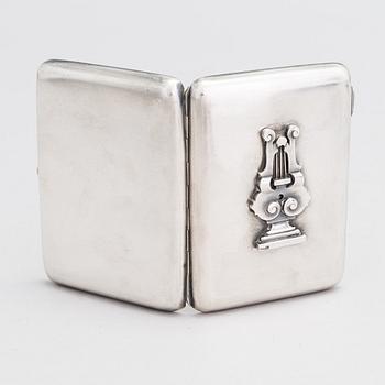 Cigarettetui, silver, med lyra stämplad i Kiev 1828-1887, etuiet stämplat Pjotr Baskakov, Moskva 1908.