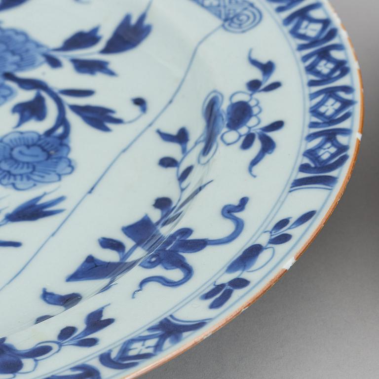 A pair of blue and white dishes, Qing dynasty, Kangxi (1662-1722).