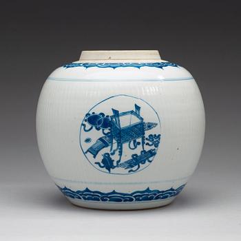 A blue and white jar, Qing dynasty, Kangxi (1662-1722).